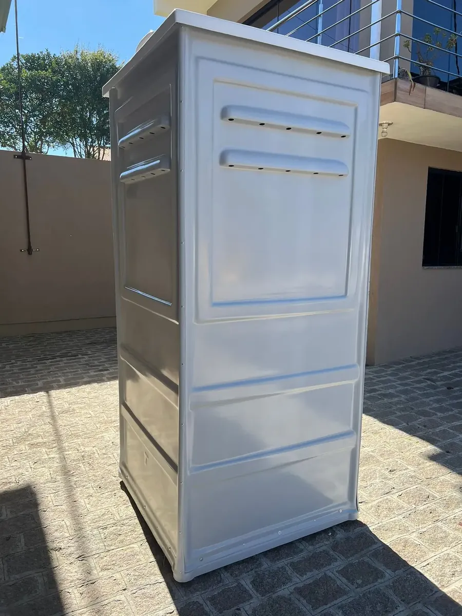 Banheiro químico Standard instalado ao lado de uma obra